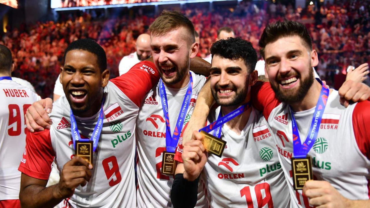 Wilfredo Leon, Mateusz Bieniek, Marcin Janusz i Bartosz Bednorz cieszą się ze zwycięstwa podczas ceremonii dekoracji po meczu o 1. miejsce turnieju finałowego Ligi Narodów (fot. PAP/Adam Warżawa)
