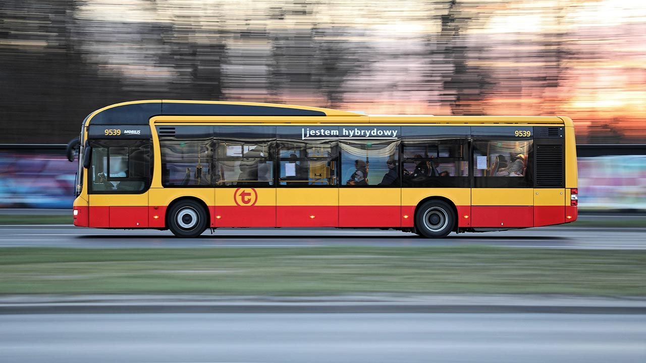 Jazdę nietrzeźwemu kierowcy warszawskiego autobusu przerwała odważna pasażerka (fot. PAP/Leszek Szymański)