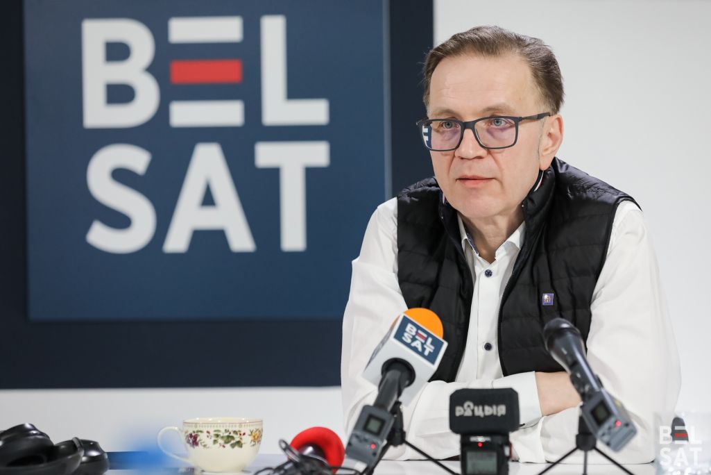 Аляксей Дзікавіцкі, выканаўца абавязкаў дырэктара «Белсату», адказвае на пытанні журналістаў падчас прэсавай канферэнцыі. Варшава, Польшча. 20 сакавіка 2024 года. (Фота: Таццяна Верамеева / Белсат)