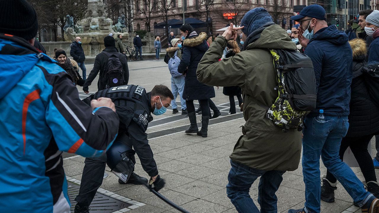 W Niemczech odbyły się kolejne demonstracje przeciwko obostrzeniom (fot. Thomas Lohnes/Getty Images)