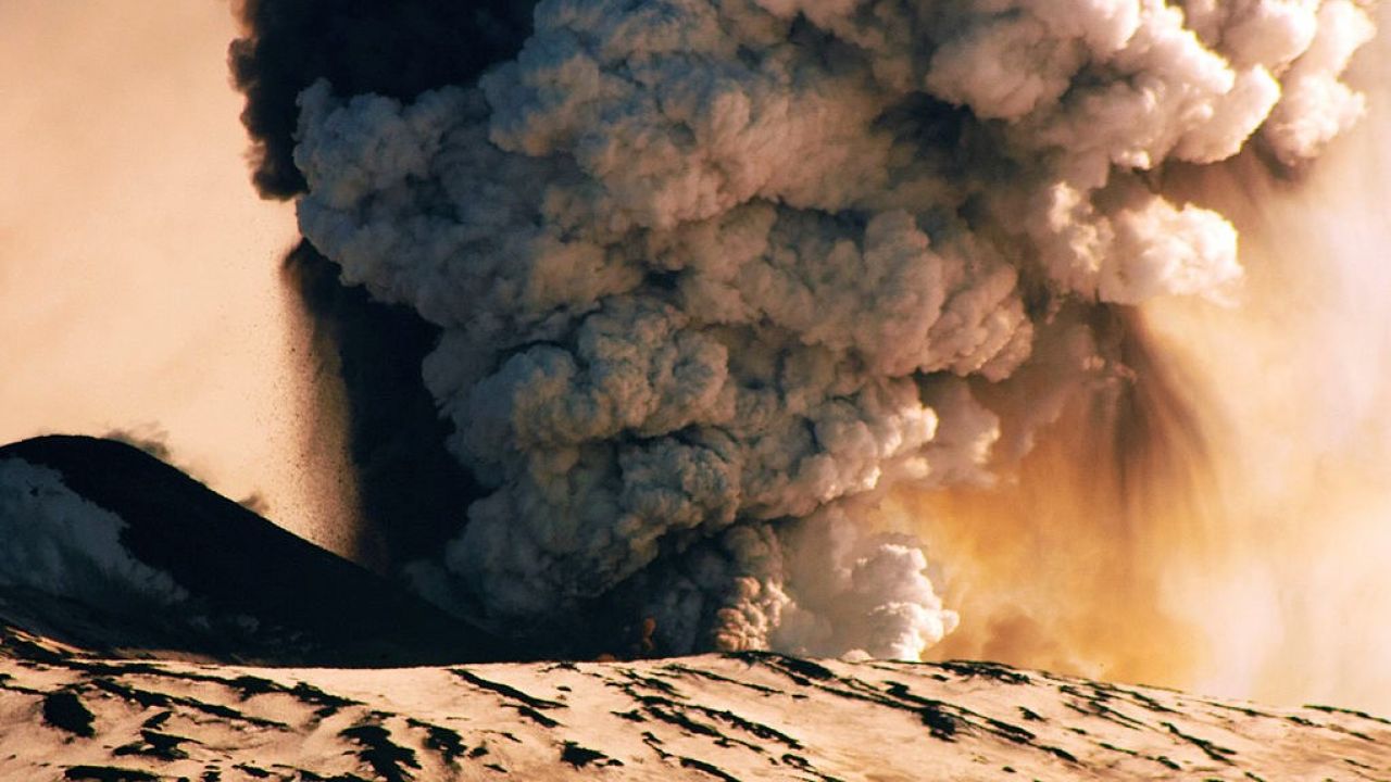 Sycylijski wulkan Etna uaktywnił się w piątek i zaczął emitować popiół wulkaniczny (fot. GettyImages/Roberto Schillaci/zdjęcie ilustracyjne)