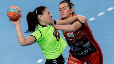 Jovana Milivojević z Zagłębia zatrzymuje Tamarę Smbatian z Energi AZS w jesiennym meczu Superligi (fot. PAP/Maciej Kulczyński)
