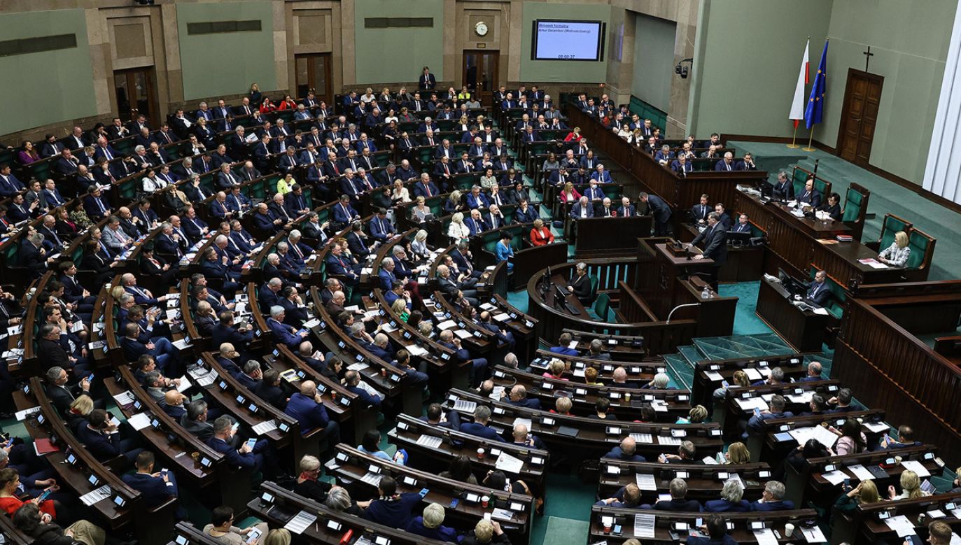 Wybory wygrałaby Zjednoczona Prawica z wynikiem 36,4 proc.(fot. arch.PAP/Rafał Guz)