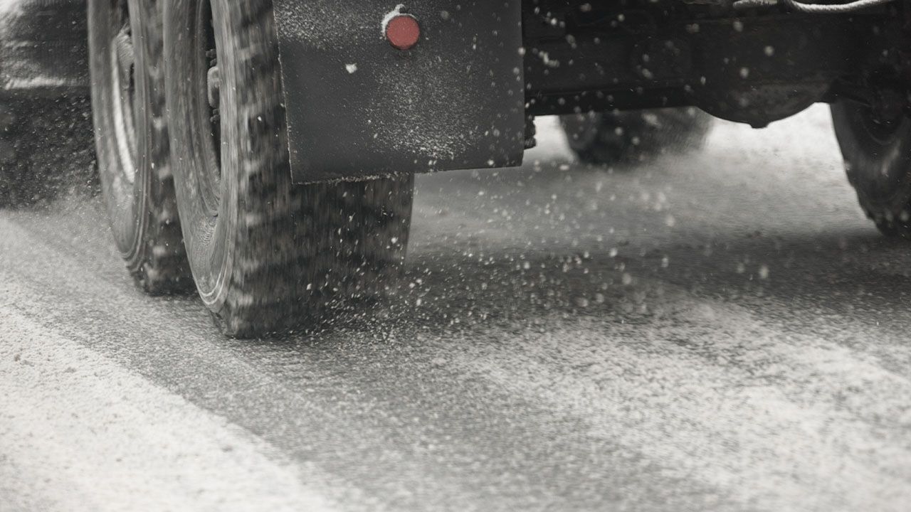 Gołoledź sparaliżowała drogę. Ciężarówka nie może nie podjechać pod górę
