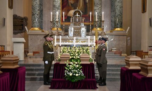 Warta honorowa wystawiona przez żołnierzy polskich i litewskich przed trumnami powstańców styczniowych w Katedrze Wileńskiej. Fot. PAP/Piotr Nowak