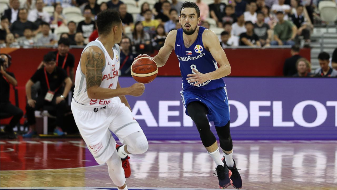 Tomas Satoransky i A.J. Slaughter (fot. Getty).