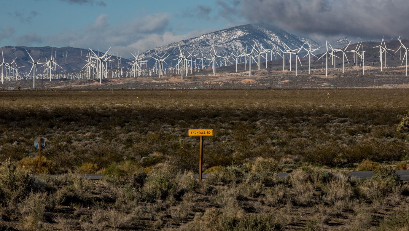 Farma wiatrowa Tehachapi nieopodal Los Angeles. Fot. George Rose/Getty Images