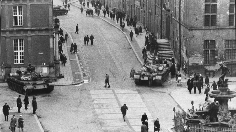 Grudzień 1970 w Gdańsku. Na zdjęciu Długi Targ, z prawej fontanna Neptuna. Fot. PAP/Edmund Pepliński