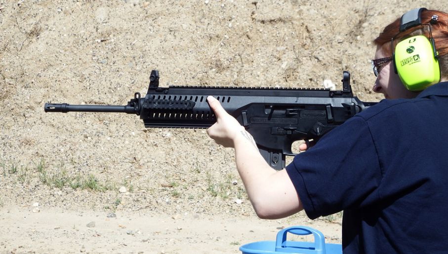 AR-15 od broni wojskowej różni brak możliwości strzelania seriami (fot. Pixabay/CC/socaljournalist)