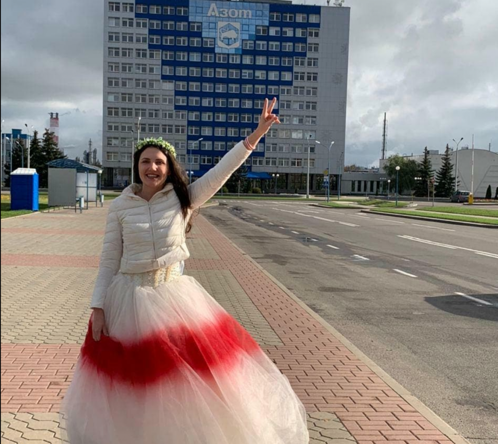 Іна Зайцава каля будынку «Горадня Азоту». (Фота: zaitsevaina / Instagram)