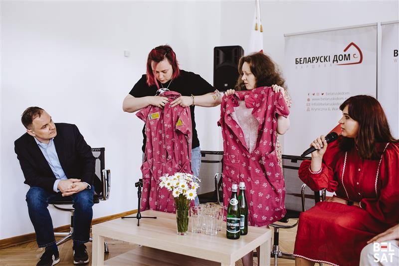Былыя палітзняволеныя Дар'я Афанасьева і Мія Міткевіч паказваюць сукенкі, якія яны насілі ў калоніі. 21 траўня ў Беларускім доме прайшла прэс-канферэнцыя з нагоды Дня палітвязня. Варшава, Польшча. 21 траўня 2024 года. Фота: Белсат