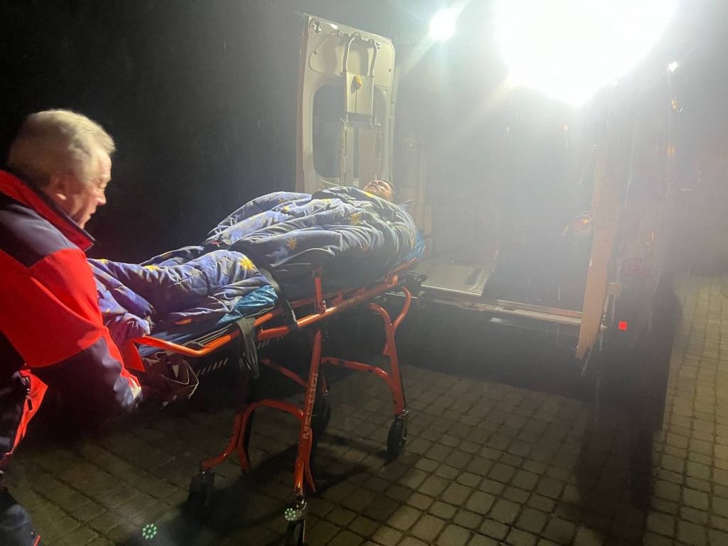 Расейскага апазіцыянера Леаніда Волкава шпіталізуюць пасля нападу ў Вільні 12 сакавіка 2024 года. (Фота: ioannZH / Telegram)