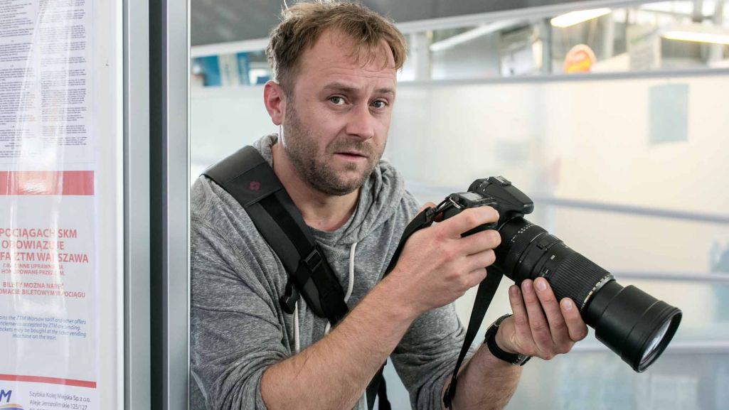 W produkcji „Wkręceni 2” Leszek Lichota wcielił się we wścibskiego paparazzo Lufę. Fot. Materiały prasowe TVP
