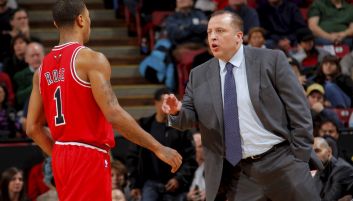 Tom Thibodeau (L) w przeszłości prowadził Chicago Bulls. Na zdjęciu z Derrickiem Rose'em (fot. Getty)