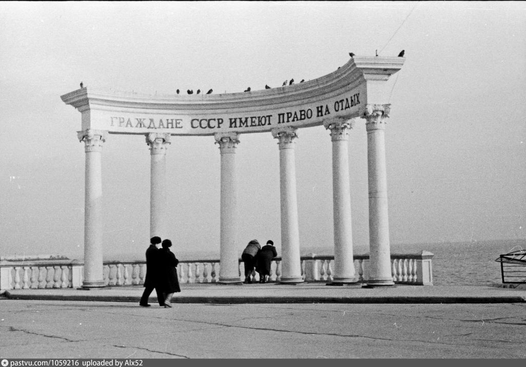 Ратонда на ўзбярэжжы ў Алушце, Крым. 1987 ці 1988 год. (Фота: Alx52 / pastvu.com)