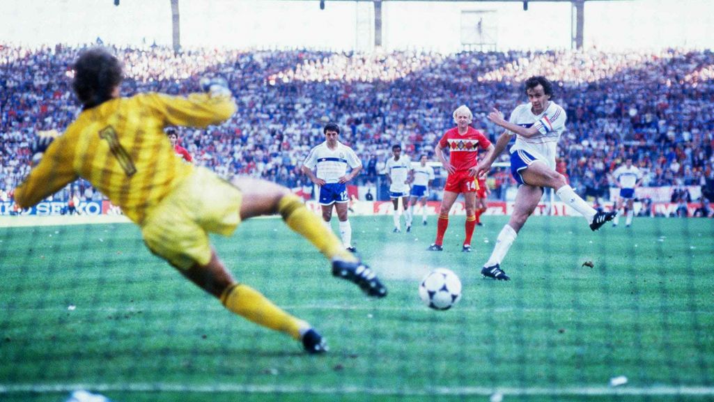 Podczas Euro 1984 Michel Platini zdobył aż dziewięć bramek w zaledwie pięciu meczach. Fot. SVEN SIMON/ DPA/ PAP