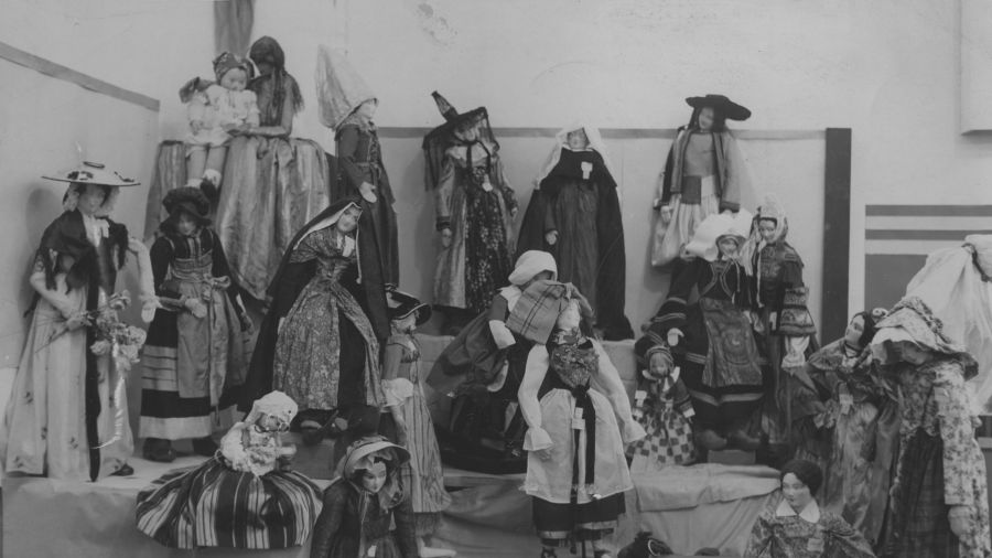 Wystawa lalek artystki i malarki Stefanii Łazarskiej – Kraków, wrzesień 1939 r. Fot. NAC/IKC, sygn. 1-K-4094-3