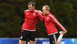 Gareth Bale (L) i Jonny Williams (fot. Getty)