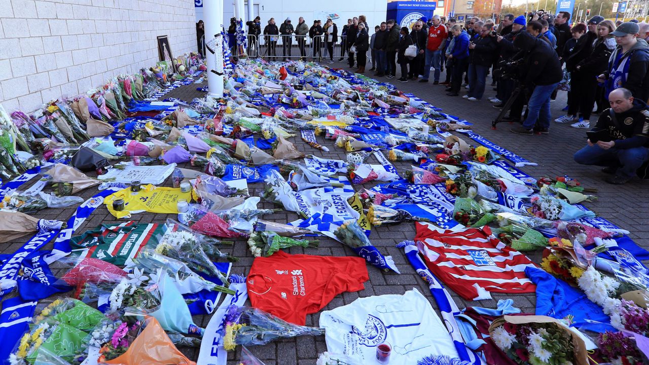 Kwiaty na King Power Stadium w Leicester po katastrofie śmigłowca (fot. Stephen Pond/Getty Images) Kwiaty na King Power Stadium w Leicester po katastrofie śmigłowca (fot. Stephen Pond/Getty Images)