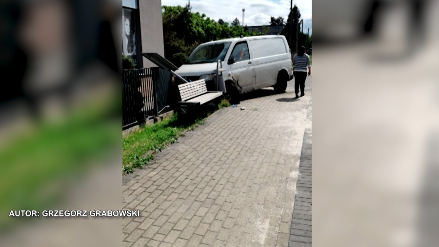 Biały dostawczak siał postrach przez niemal 30 kilometrów. Fot. Grzegorz Grabowski
