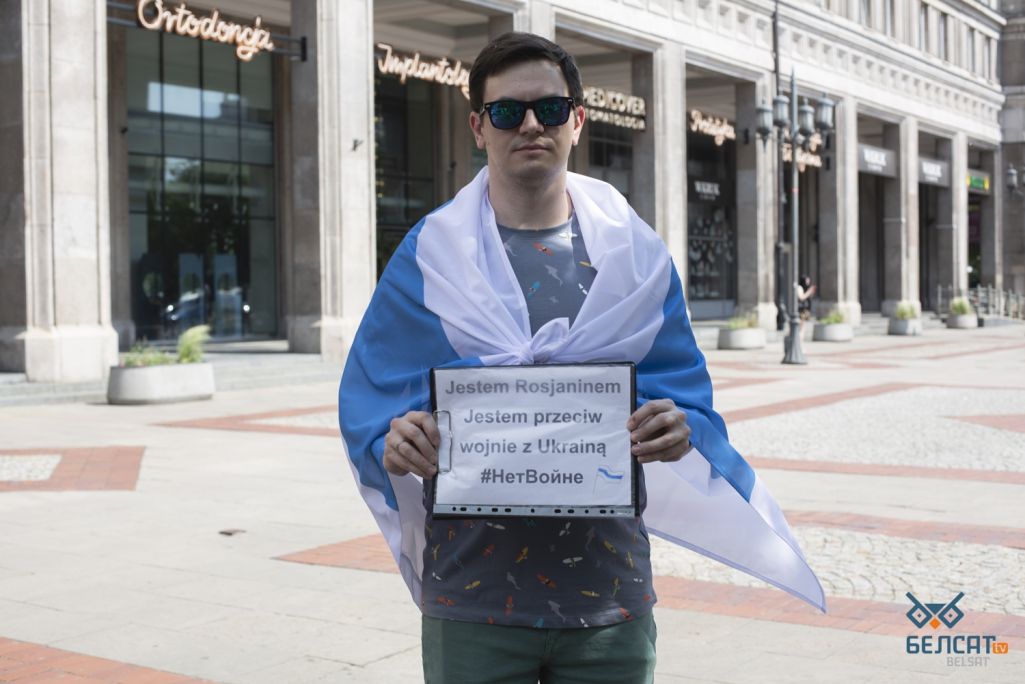 Сяргей з Санкт-Пецярбургу на антываеннай акцыі да Дня Расеі ў Варшаве з шыльдачкай «Я расеец. Я супраць вайны з Украінаю. Не вайне». 12 чэрвеня 2022 года. (Фота: Дзяніс Дзюба для «Белсату»)