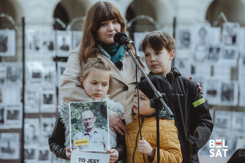 Антаніна Канавалава прытуляе да сябе дзетак. Фота: Раўль Дзюк / Белсат