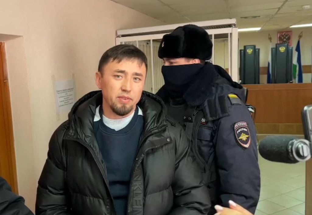 Суд гораду Баймак прысудзіў актывісту Фаілю Алсынаву да чатырох гадоў пазбаўлення волі за «распальванне нянавісці». Баймак, Башкартастан. 17 студзеня 2024 года. (Фота: SOTA / AFP / East News)