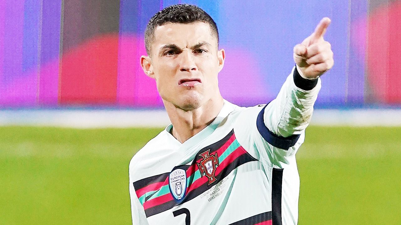 Opaska Cristiano Ronaldo została sprzedana za ponad 75 tys. dolarów (fot. Sylvain Lefevre/Getty Images) Opaska Cristiano Ronaldo została sprzedana za ponad 75 tys. dolarów (fot. Sylvain Lefevre/Getty Images)