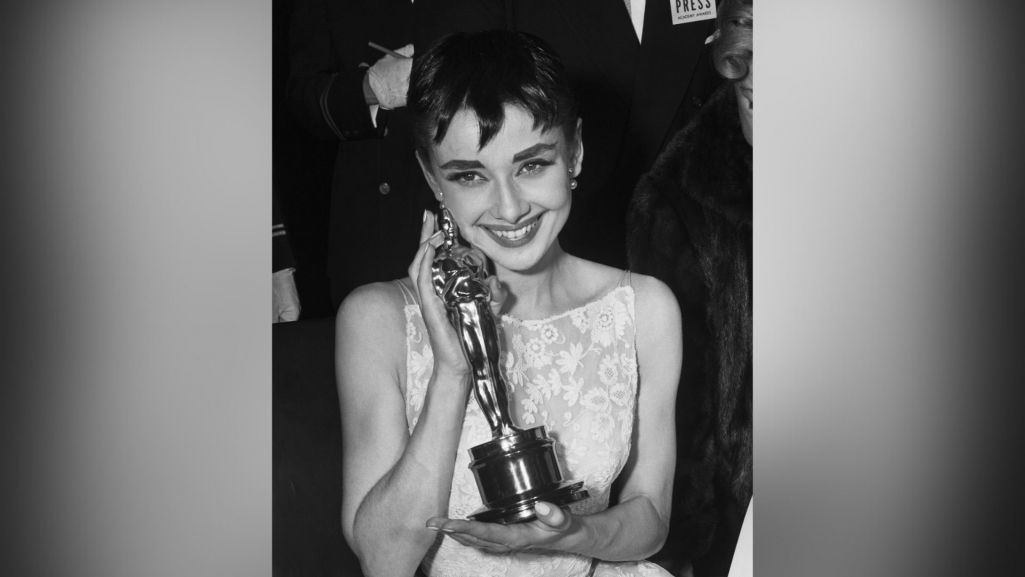 Audrey Hepburn dumnie pozująca ze statuetką Oscara za rolę w filmie „Rzymskie wakacje” (1954). Fot. Bettmann/ Getty Images